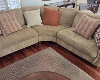 Sectional Sofa W6 Pillows