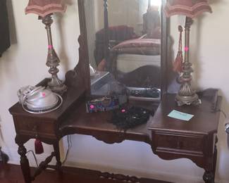 Vanity dresser