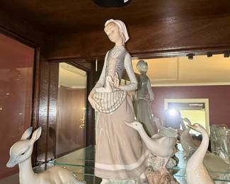 Lladro "Girl Feeding Goose" Porcelain Figurine #1052