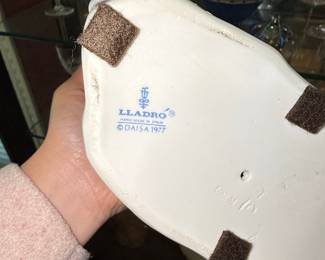 Lladro "Girl Feeding Goose" Porcelain Figurine #1052