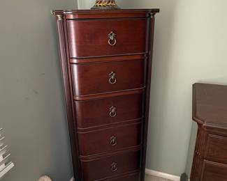Mahogany Lingerie Chest with Fluted Columns