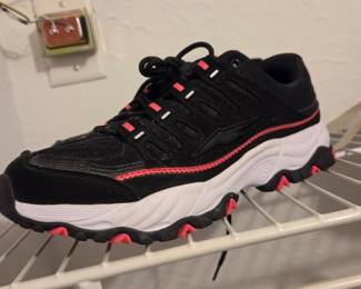 Women's Black and Pink Avia Elevate Running Shoes