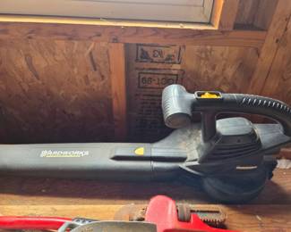 Yardworks Electric Leaf Blower/Vacuum