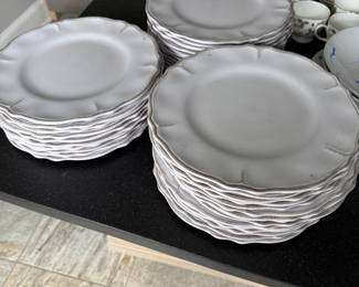 Le Cadeaux  Large Set of Dinner Plates