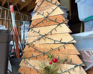 Pallet Christmas Tree w/lights