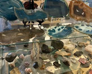 Specimens & agate slabs