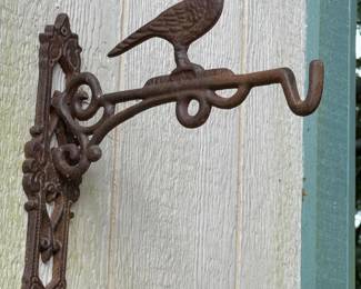 25 RusticCastIronHangingBracket
