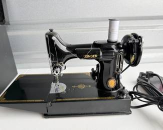 3 VintageSingerFeatherweightSewingMachinewCaseButtonholer