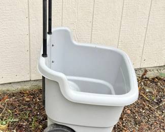 26 Suncast15GallonPolyLawnGardenCart