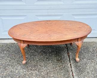 128 QueenAnneStyleOvalWoodenCoffeeTable