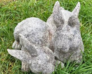 87 OutdoorResinGardenRabbitStatue