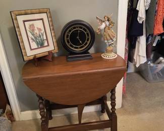 Drop leaf side table