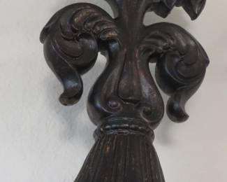 Fleur de lis standing finial decor