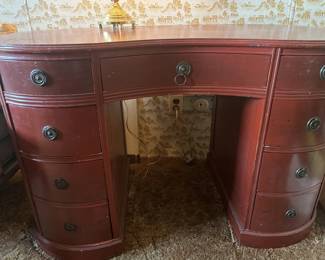 Kidney-style curved desk