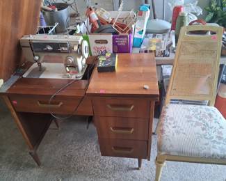Sewing Machine w/Cabinet