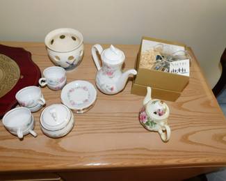 TEA SET AND VIETRE VASE