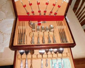 VINTAGE SILVER PLATE ROGERS "VICTORIAN ROSE" FLATWARE WITH MAHOGANY CHEST