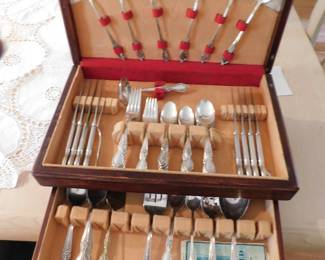 VINTAGE SILVER PLATE ROGERS "VICTORIAN ROSE" FLATWARE WITH MAHOGANY CHEST