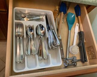 NEWER FULL HEAVY FLATWARE SET  
