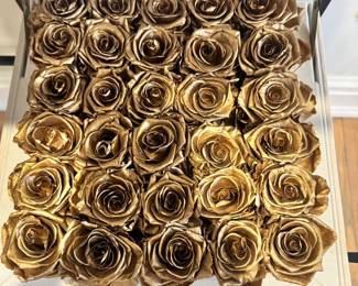Venus et fleur 30 gold roses in treasure box $350 