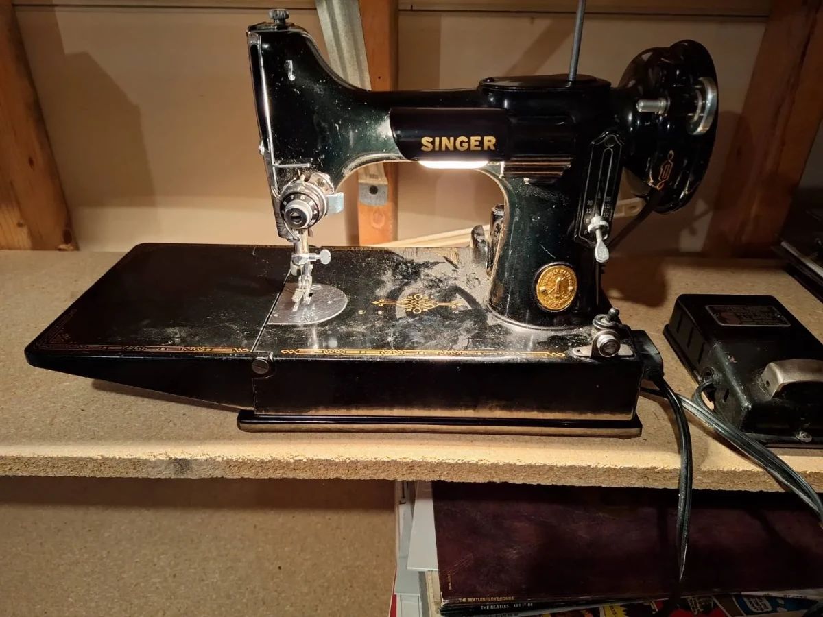  01 Vintage Singer Featherweight Sewing Machine Model 221  Working Condition