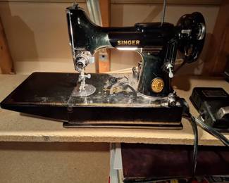  01 Vintage Singer Featherweight Sewing Machine Model 221  Working Condition