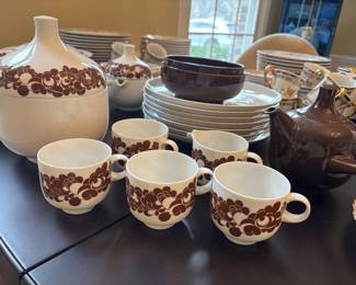 Rosenthal large set (Includes solid white & brown pieces)