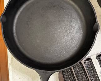 	#088	RA	Lodge 12 inch skillet double notched 	 $ 20.00 		