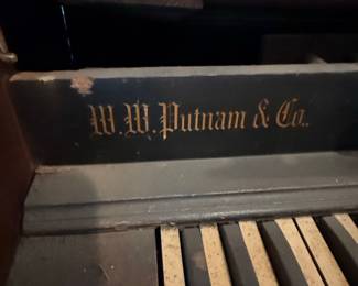 W.W. Putnam & Co. "Staunton, Va. U.S.A." Pump Organ Style