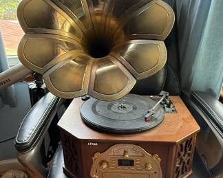 iTrak Retro Record Player with Radio and CD Player