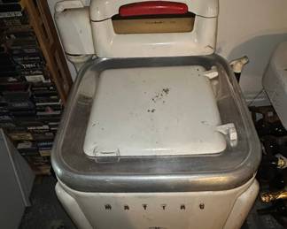 Maytag Model E2L Wringer Washing Machine
