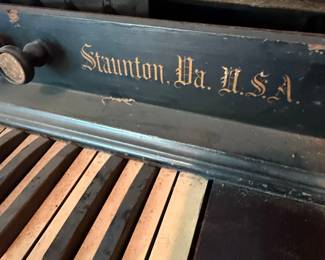 W.W. Putnam & Co. "Staunton, Va. U.S.A." Pump Organ Style