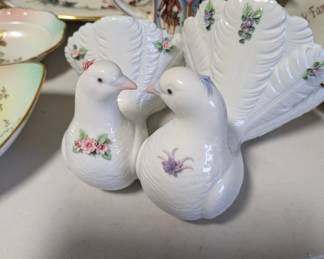 Lladro 'Kissing Doves w/Flowers'