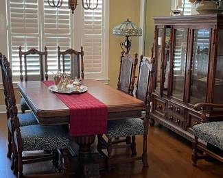 RENAISSANCE REVIVAL STYLE DINING TABLE