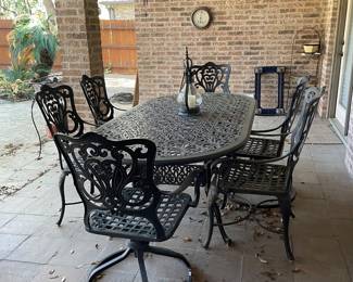CHAIR KING OUTDOOR TABLE AND 6 CHAIRS/ CAST ALUMINUM