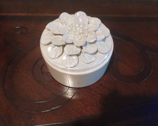 Trinket box with floral lid