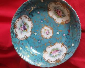 Rose trimmed in gold bowl