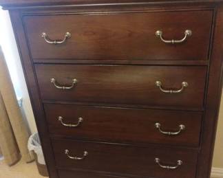 Chest of drawers/dresser