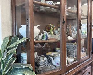 Hutch with Great Dining and Decor