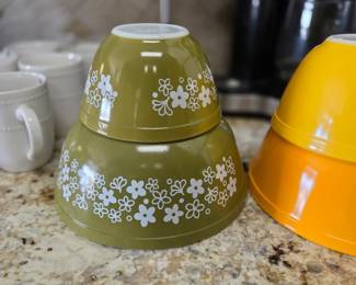 Vintages Pyrex mixing bowls