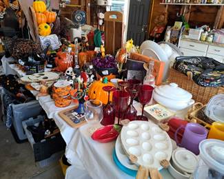 EXCELLENT SELECTION OF HALLOWEEN DECORATIONS