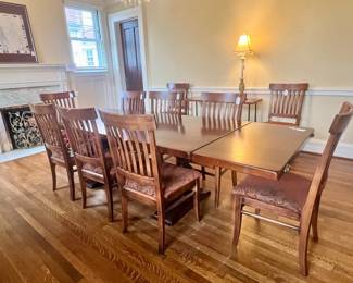 EXPANDABLE DINING TABLE (LEAVES ON BOTH ENDS ARE RETRACTABLE)