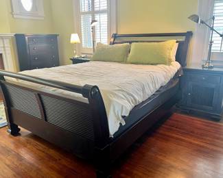 SLEIGH BED AND BEDDING