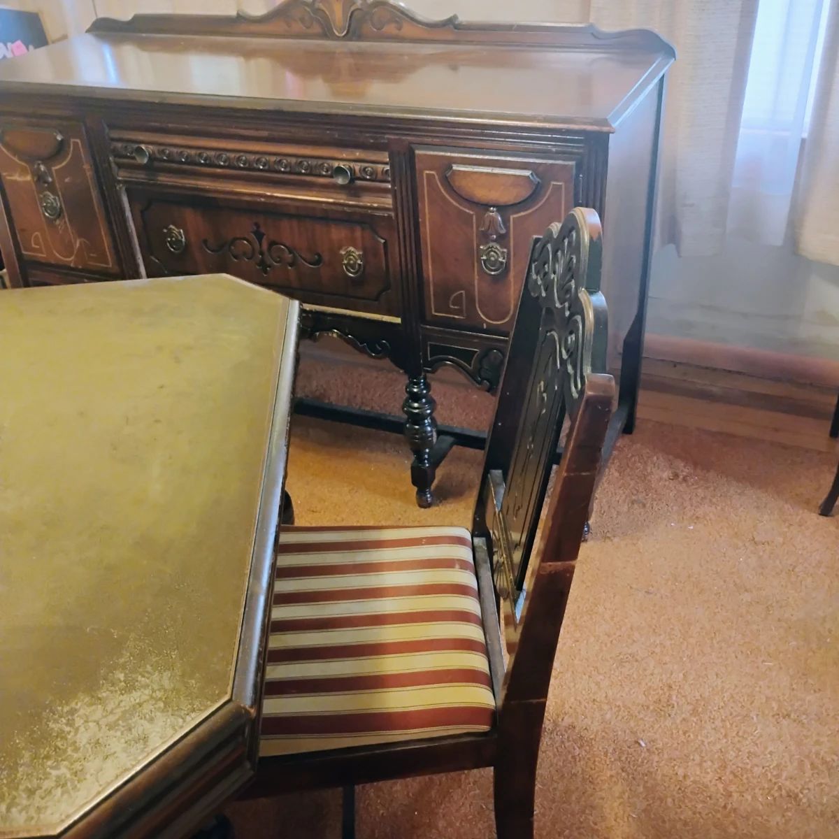 Stunning Jacobean style dining table and chairs!!!le g table 