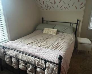 Queen Bed, like new!