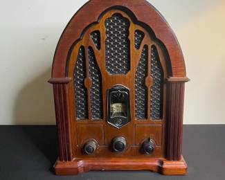 GE "Wood Veneer" Cathedral Radio Model 7-4100JA