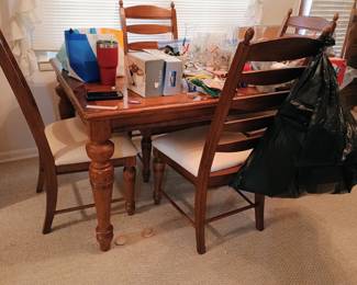 Dining table has 2 leaves, 6 chairs