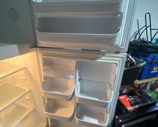 Frigidaire Top Mount Frost Proof RefrigeratorFreezer third image