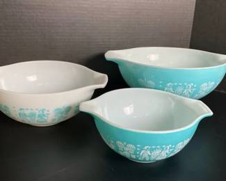 3 Pyrex Mixing Bowls in "Amish Butterprint" Pattern *2 Turquoise background 1 White
