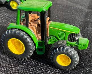 JOHN DEERE DIECAST TRACTOR 1/87TH SCALE